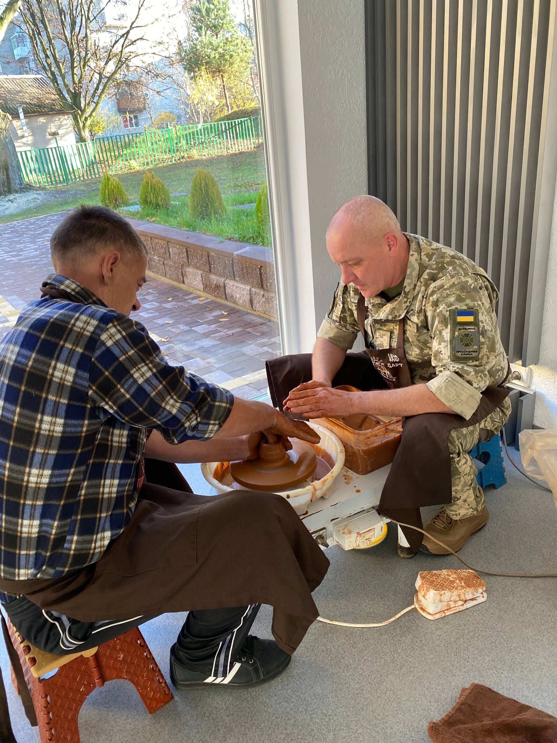 Мешканці інтернату створюють вироби ручної роботи